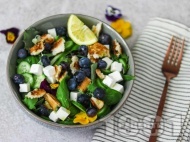 Рецепта Енергийна закуска от зелена салата с краставици, сирене, боровинки и дресинг с мед